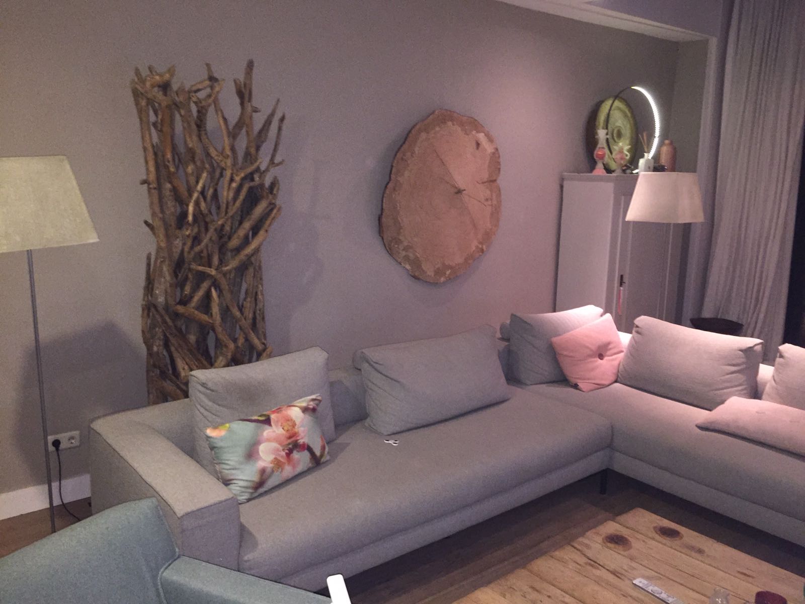 Slice XXL in een huiskamer van een happy kunstliefhebber