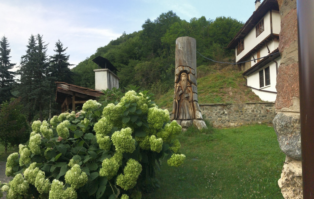 Day 5 –  Oselna (BG) – met a bridge for a swim, a wooden man and a memory of a priest – 18.10 hours