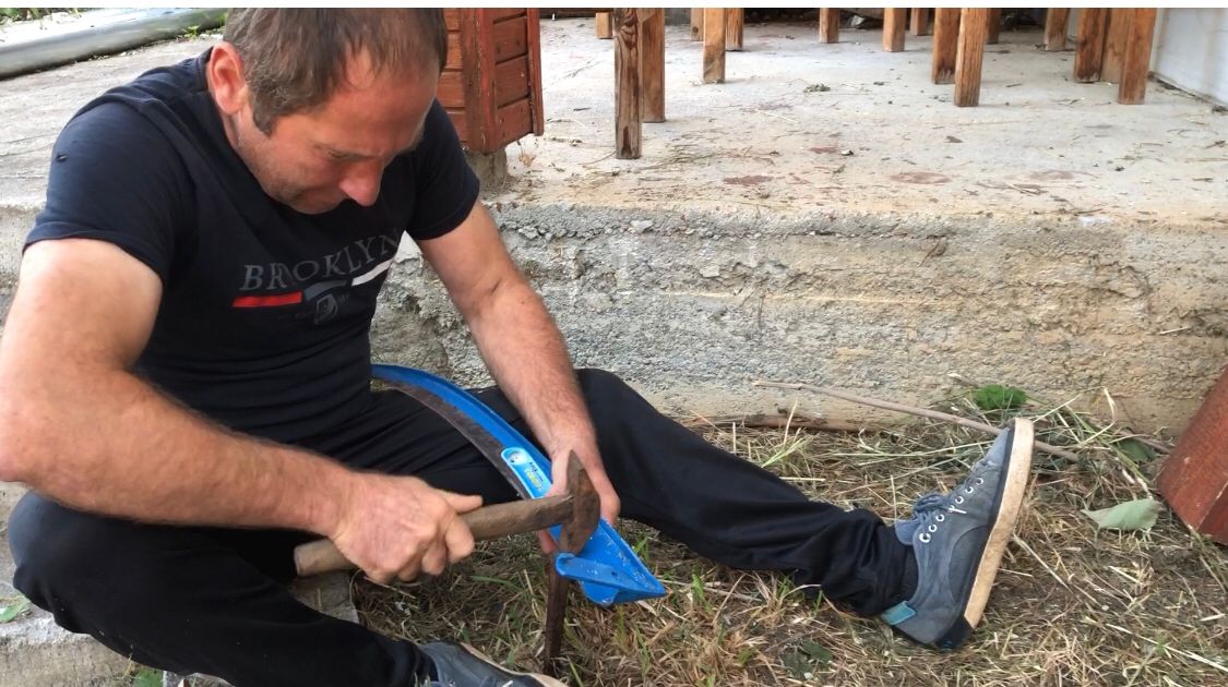 Day 10 – how to peen a scythe – Nikola came by in the morning and showed me – 08.36 hours
