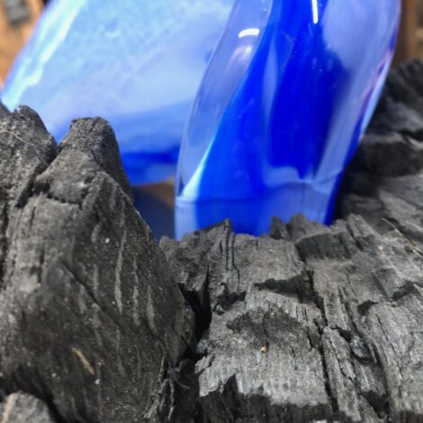 Collectief 4267 – verkoold hout, glas, lapis lazuli en NFC chips